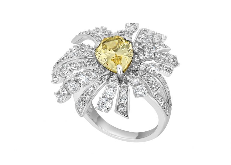 Bijoux packshot bague en argent rhodie sertie de Burmalit jonquille taille poire et Burmalite blanche taille brillant degradee